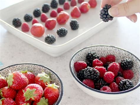 Einfrieren von Beeren in Portionen auf Tablett