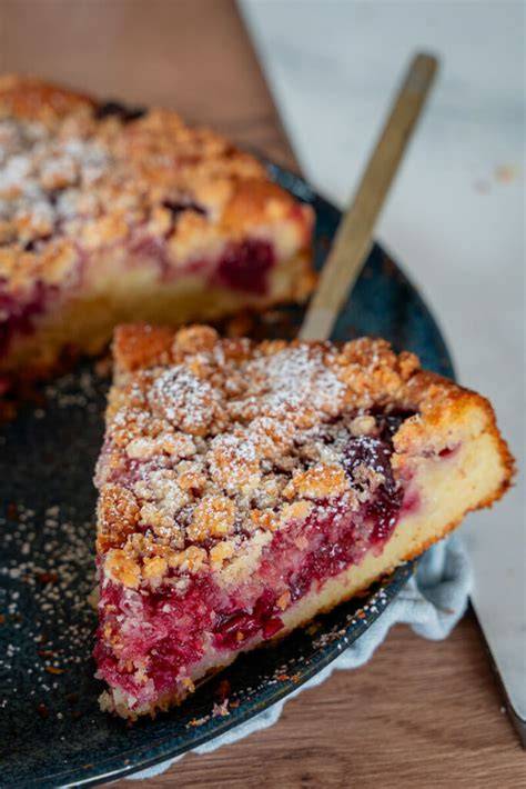 Eingedeckter Kirschkuchen frisch aus dem Ofen, noch in der Springform