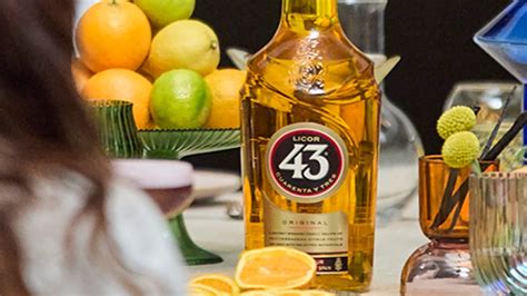 Eingekochte Erdbeer-Marmelade im Glas mit Licor 43
