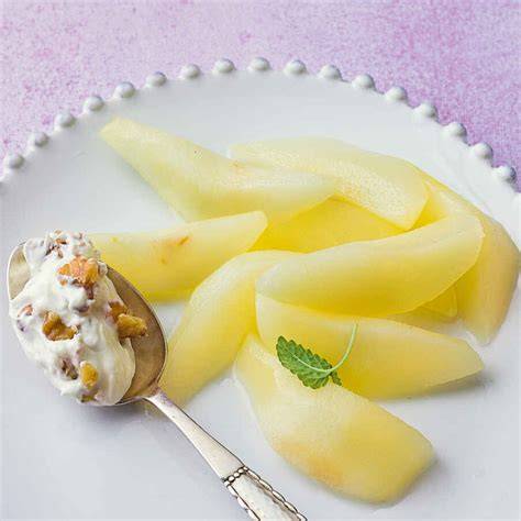 Eingelegte Weißwein-Birnen mit Walnusscreme