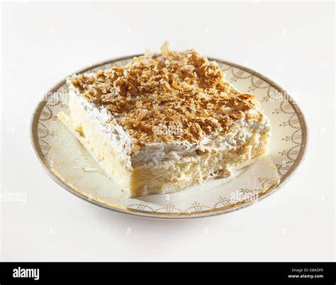 Eingeschnittener Kuchen auf Teller, gekühlt serviert