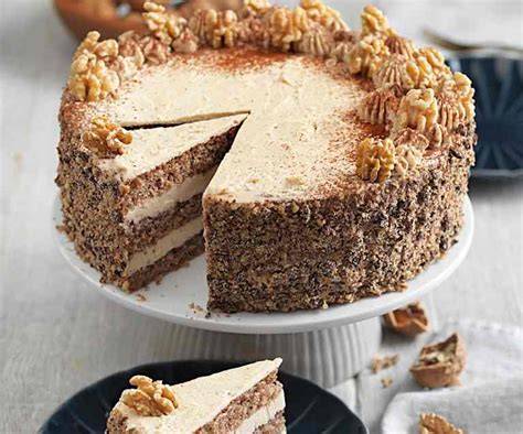 Eingestrichene Nusstorte mit Buttercreme und Marmelade