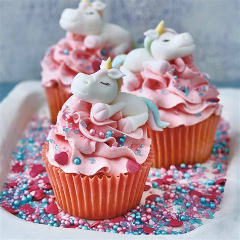 Einhorn-Cupcakes und bunte Buttercreme als Waffel-Topping