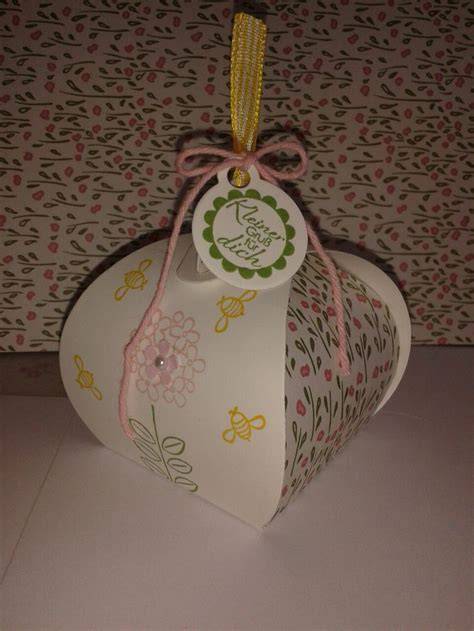 Einhorn-Kekse in einer hübschen Geschenkbox, bereit als Mitbringsel