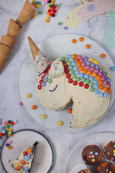 Einhorn-Torte: Fertiges Ergebnis mit Mähne, Horn und glitzernder Deko