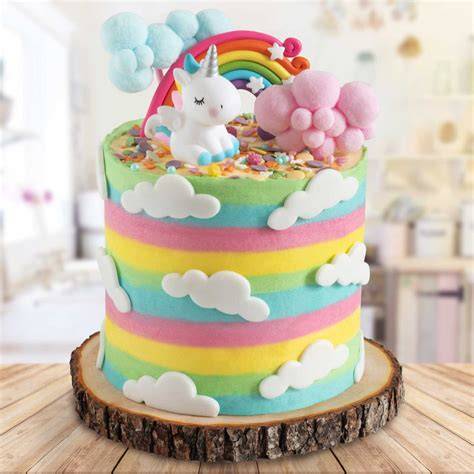 Einhorn-Torte dekoriert mit Mascarpone-Creme, Fondant und Zuckerperlen