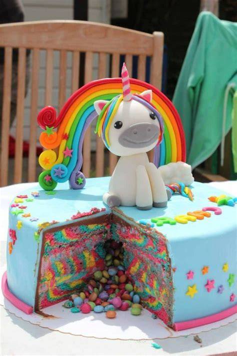 Einhorn-Torte mit essbarem Regenbogen und Namensschild