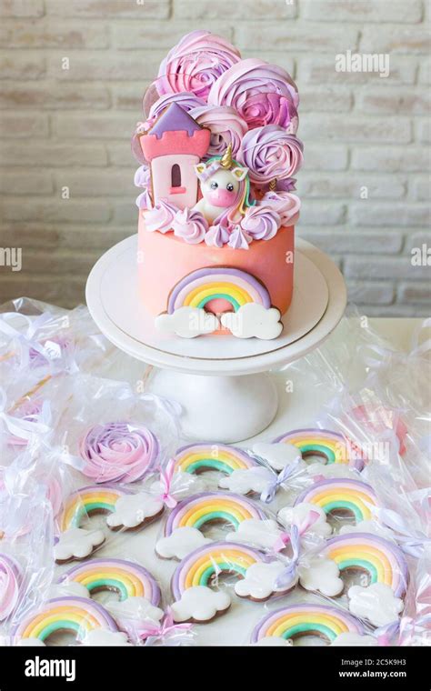 Einhorn-Torte mit rosa Baiser und Fondant-Ohren