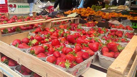 Einkauf frischer Erdbeeren auf dem Wochenmarkt