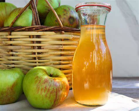 Einkochen von reinem Apfelsaft bis zur Sirupkonsistenz