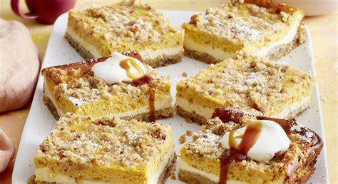 Einladend angerichtete Quarkkuchen-Stücke auf einer Kaffeetafel