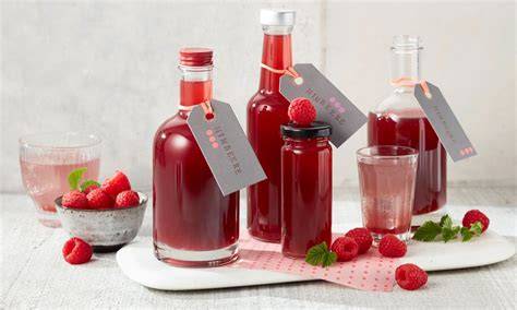 Einmachflaschen mit Himbeersirup und Etiketten