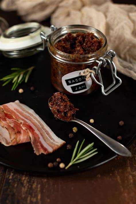 Einmachgläser mit Bacon Jam