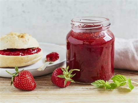 Einmachgläser mit Erdbeermarmelade