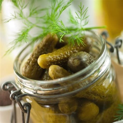 Einmachgläser mit Essiggurken und Dill