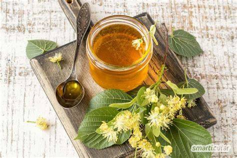 Einmachgläser mit Lindenblütensirup und Gelee, Zutaten daneben