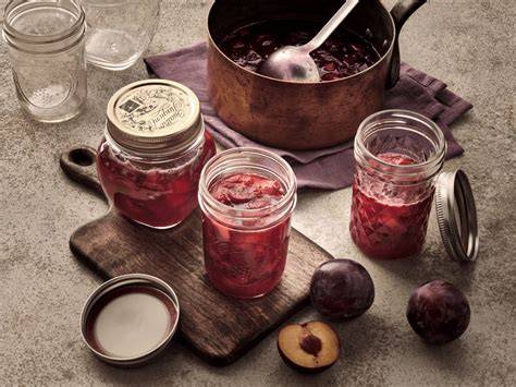 Einmachgläser mit Pflaumenmarmelade