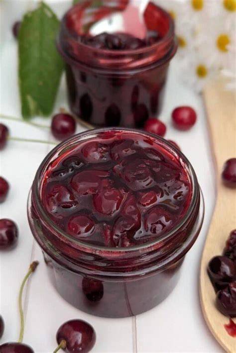 Einmachgläser mit Sauerkirschmarmelade