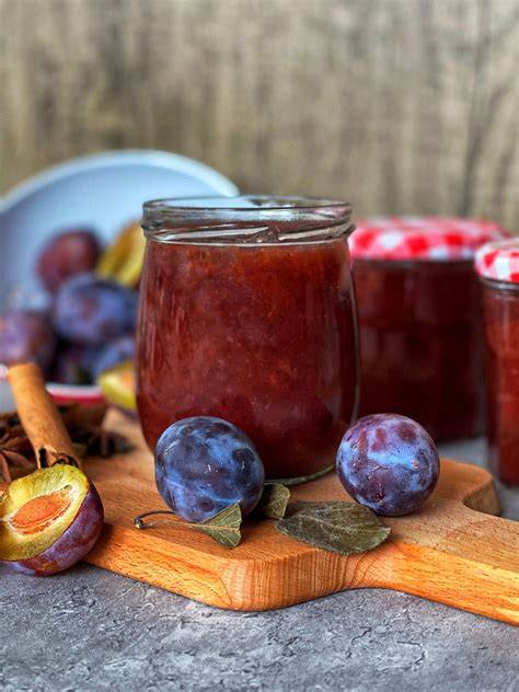 Einmachgläser mit Zwetschgenmarmelade