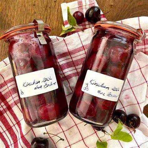 Einmachgläser mit eingekochten Kirschen ohne Zucker