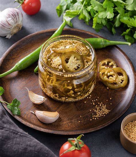 Einmachgläser mit eingelegten Jalapeños