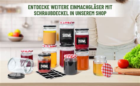 Einmachgläser mit frisch abgefüllter Marmelade und Etiketten