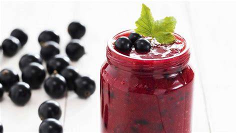 Einmachgläser mit frisch gefüllter Johannisbeermarmelade