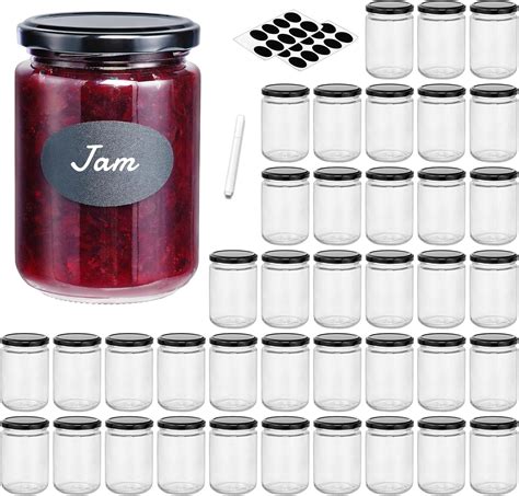 Einmachgläser mit frisch gekochter Kriecherlmarmelade auf einem Tuch