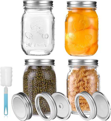 Einmachgläser mit heiß abgefüllter Marmelade auf einem Küchentuch