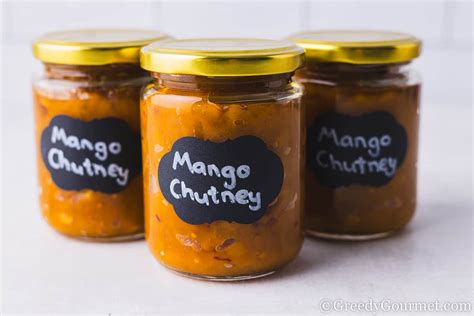 Einmachgläser mit heiß gefülltem Mango Chutney