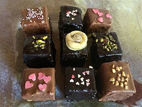 Einsatz von angewirktem Marzipan zur Dekoration von Petit-Fours und Torten