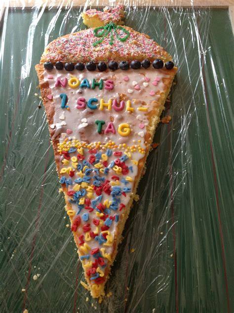 Einschulungstafel mit Torte, Schultüte und DIY-Stiftetorte