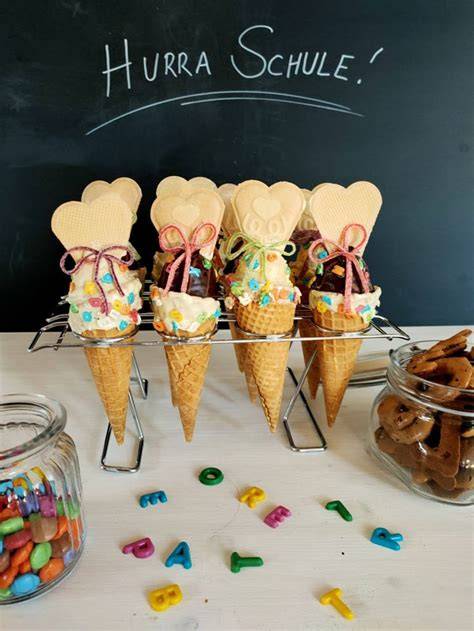 Einschulungstisch mit Schultüten-Kuchen, DIY-Deko und Geschenken