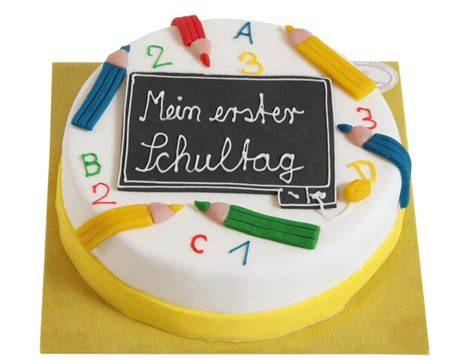 Einschulungstorte mit bunten Fondant-Dekorationen und Schultafeln