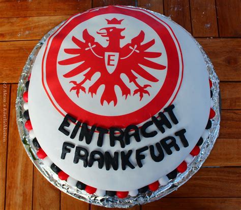 Eintracht Frankfurt Torte mit Vereinslogo auf Mandeldekormasse