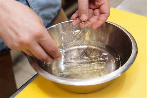 Einzelne Arbeitsschritte: Ananas blanchieren und Gelatine einweichen