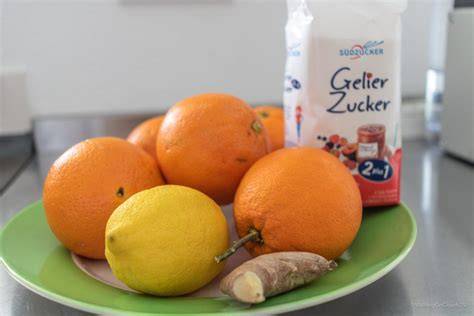 Einzelne Zutaten: Quitten, Ingwer, Orangen, Vanilleschote und Gelierzucker