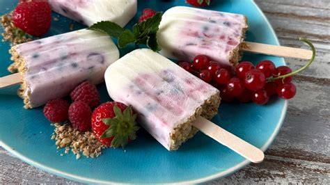 Eis am Stiel aus Hüttenkäse, Beeren und Frischkäse