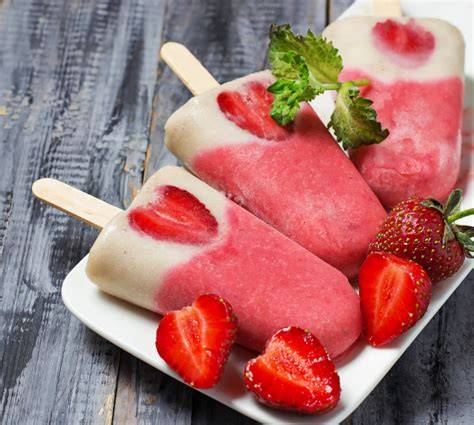 Eis am Stiel mit Erdbeeren und Joghurt