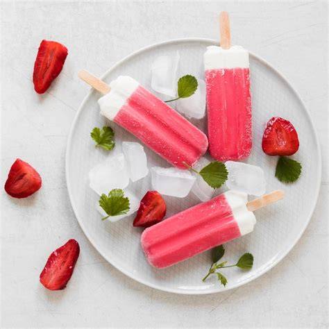 Eis am Stiel mit Minze und Kokosraspeln