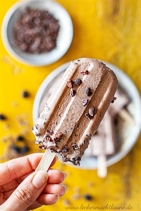Eis am Stiel mit Schoko-Haselnuss-Topping, sortenreicher Eisdiele-Stil