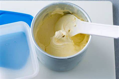 Eis im Behälter mit Spatel