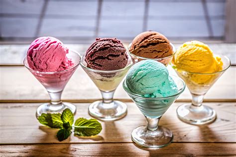 Eis in der Eisdiele - Vanillekugeln bereit zum Servieren