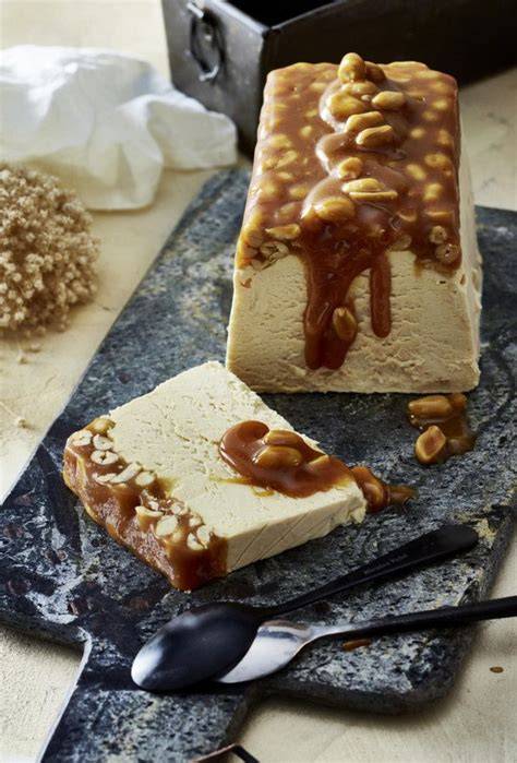 Eis mit Erdnuss Karamell Sauce und Erdnussstückchen im Glas serviert