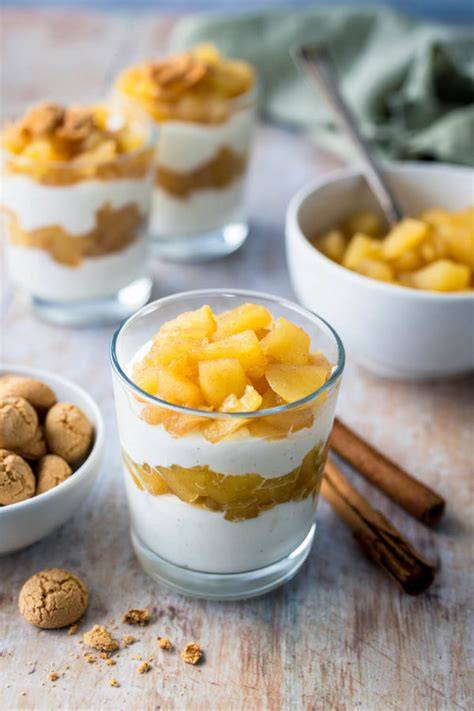Eis-Dessert mit Äpfeln