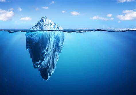 Eisauswahl, Sanpietrini und typische Eisberge im Glas, Eistheke und Sahne-Berge