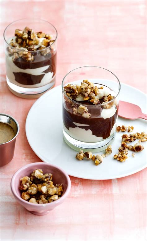 Eisbecher mit karamellisierten Haselnüssen
