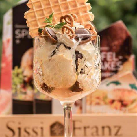 Eisbecher mit knackiger Schokohülle
