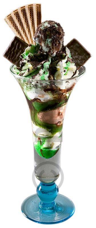 Eisbecher mit samtigem After Eight Eis, garnierte Schokosplitter und Minzblätter