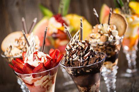 Eisbecher mit verschiedenen Sorten und Soßen